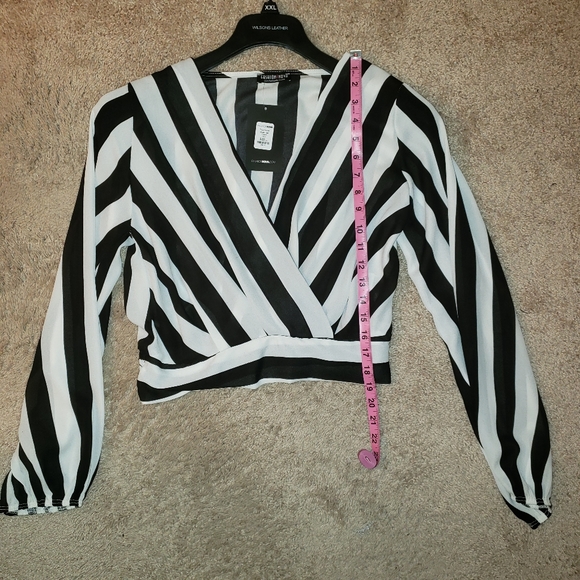 Fashion Nova Black & White V Neck Blouse - Picture 5 of 6